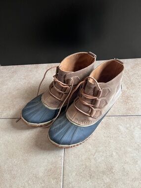 Sorel Brown and Black Duck Boots - Lace-Up Waterproof Style size 9